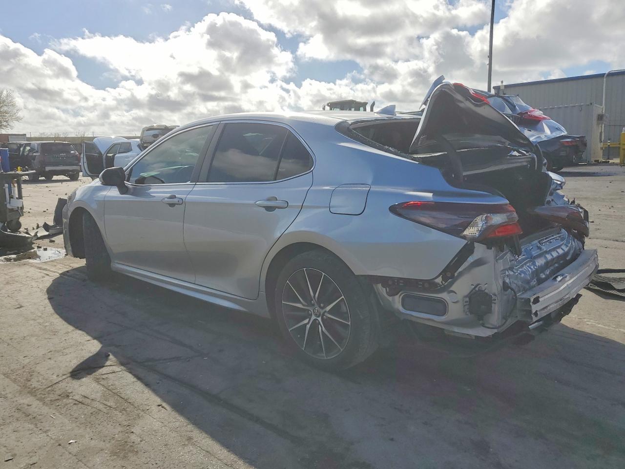 2024 Toyota Camry Se - Фото 2