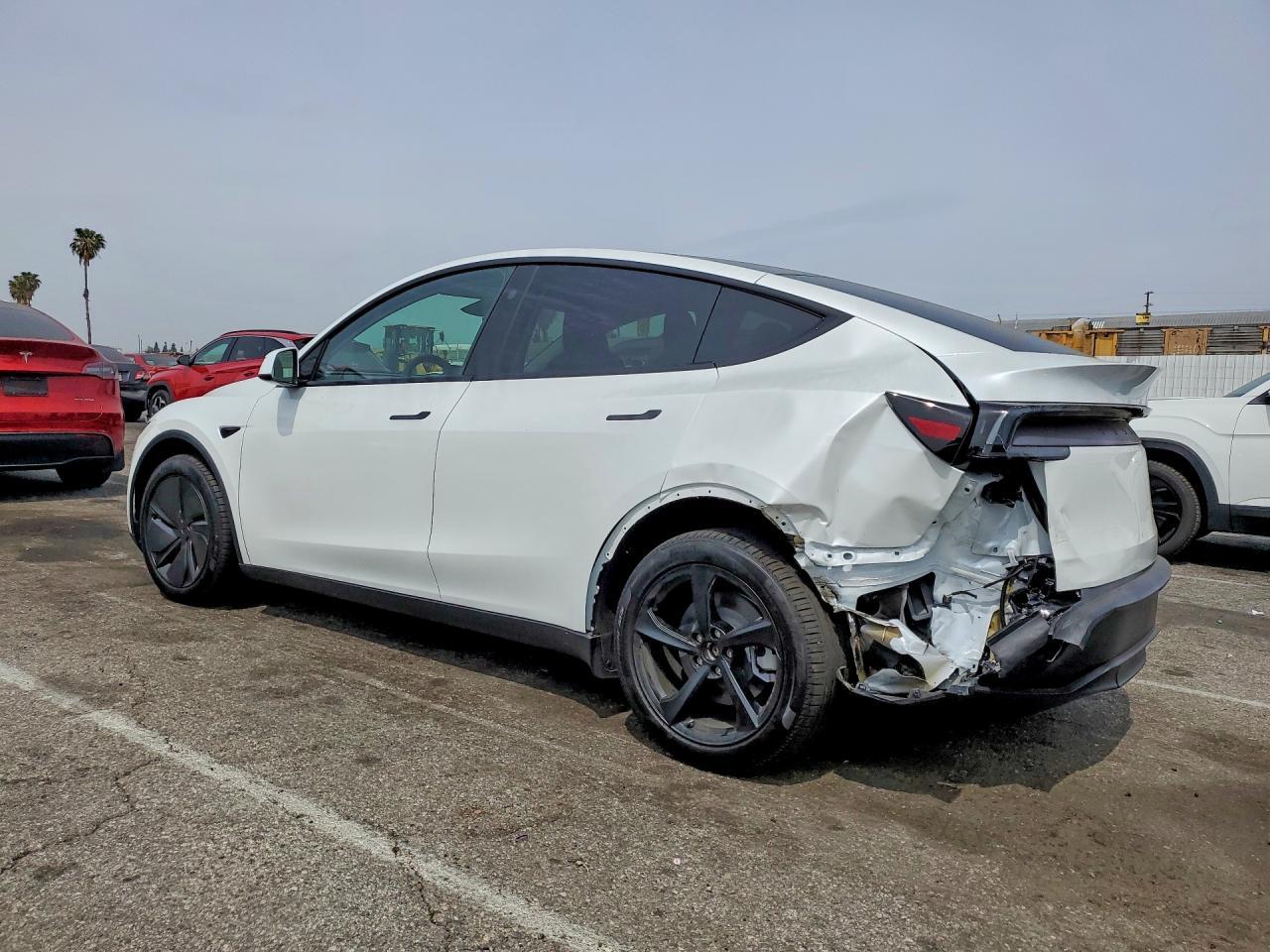 2026 Tesla Model Y - Фото 2