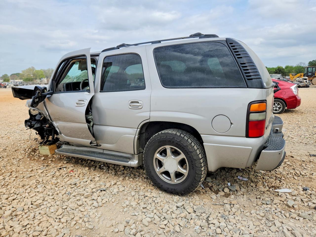 2005 GMC Yukon Denali - Фото 2