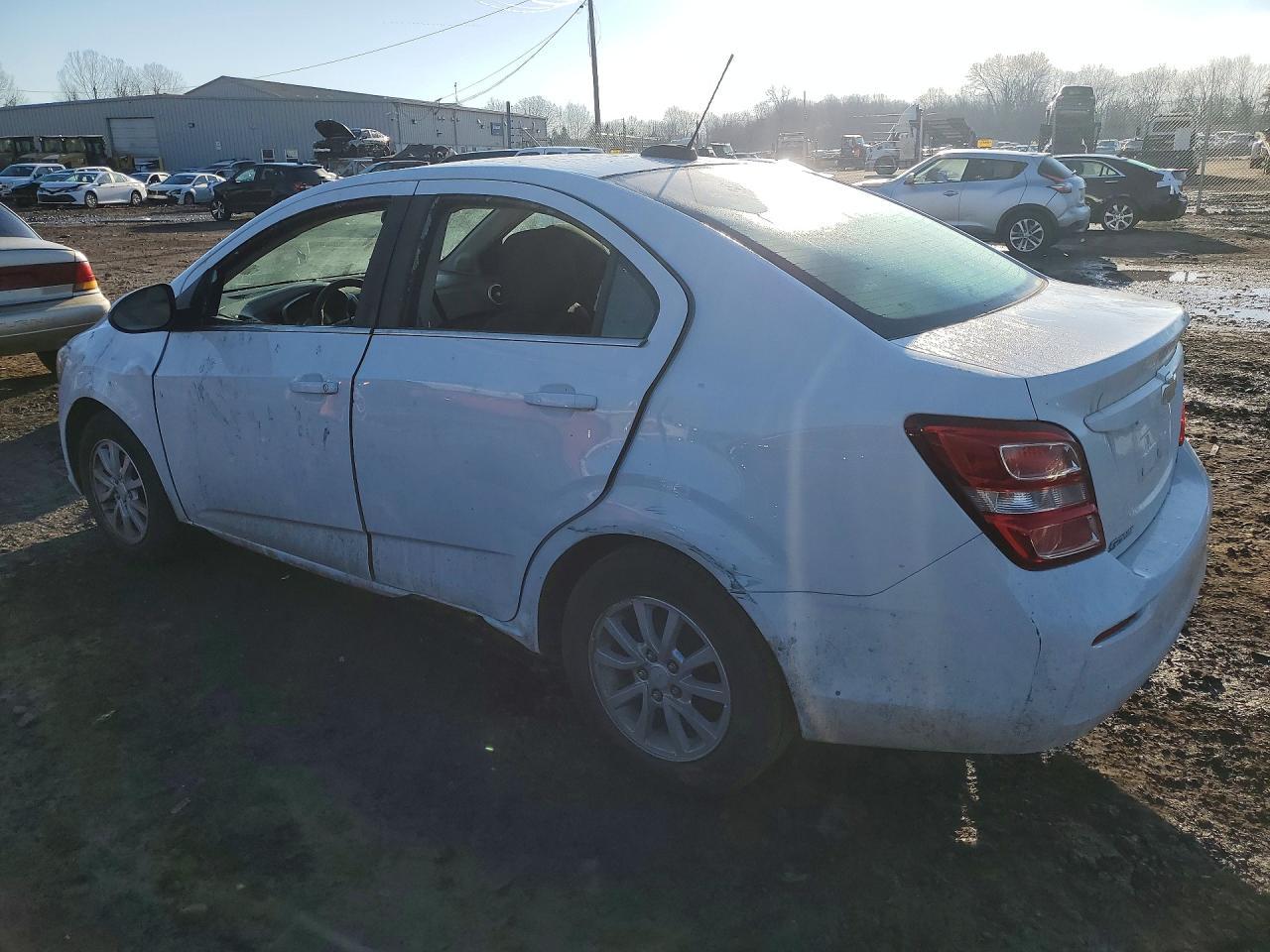 2017 Chevrolet Sonic Lt - Фото 2