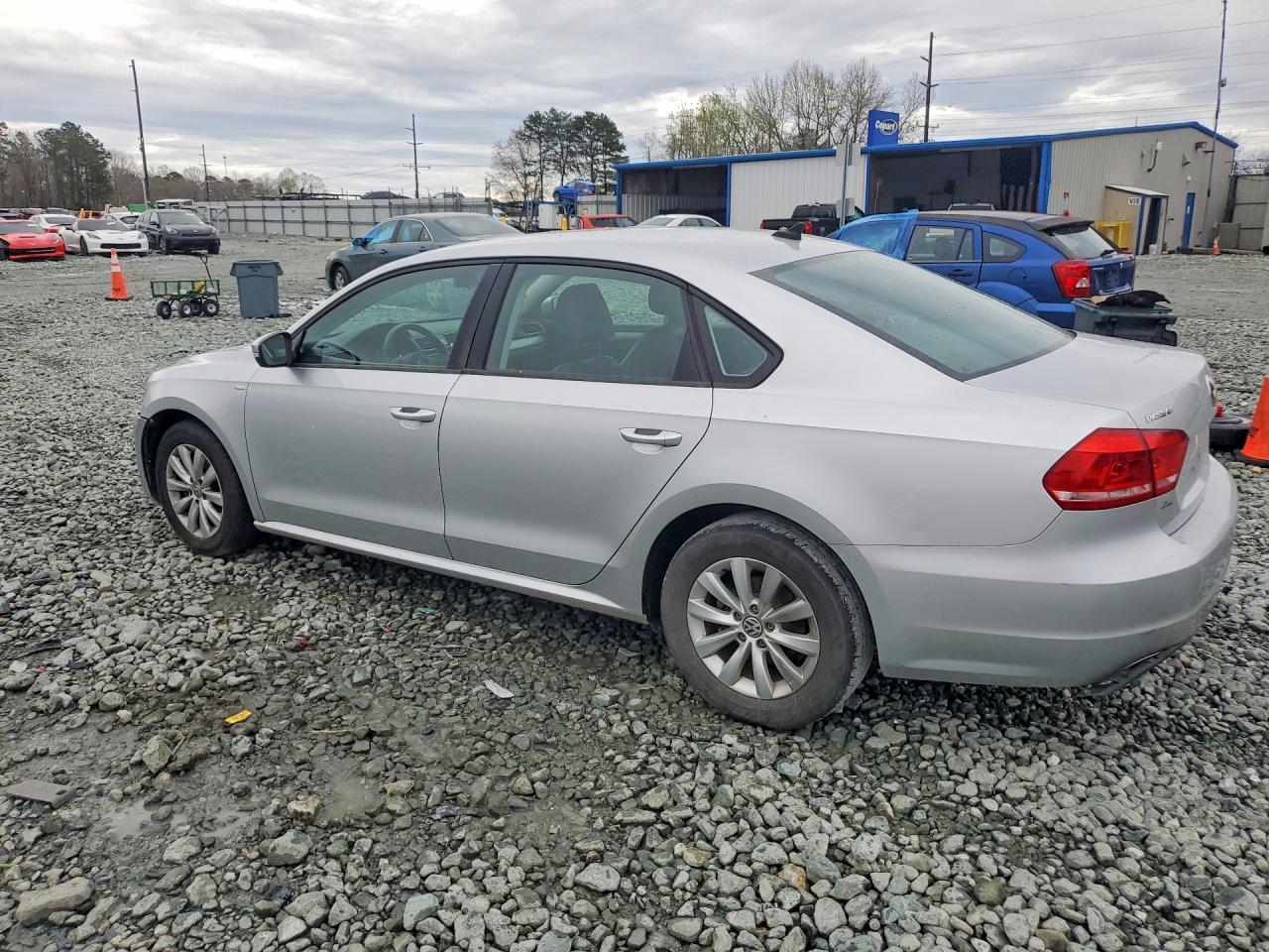 2014 Volkswagen Passat S - Фото 2