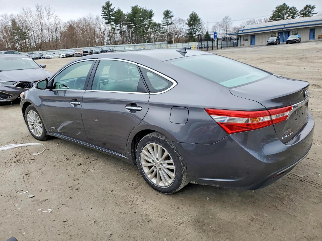 2014 Toyota Avalon Hybrid Limited - Image 2