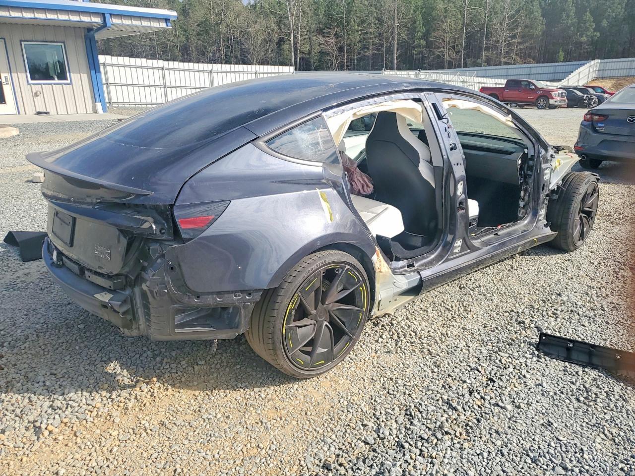 2025 Tesla Model 3 - Фото 3