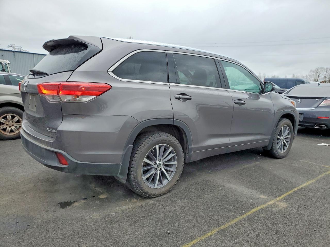 2017 Toyota Highlander Xle - Image 3