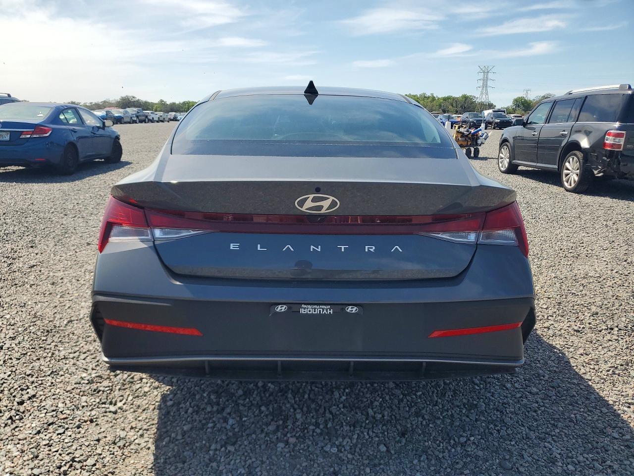 2026 Hyundai Elantra Se - Image 6