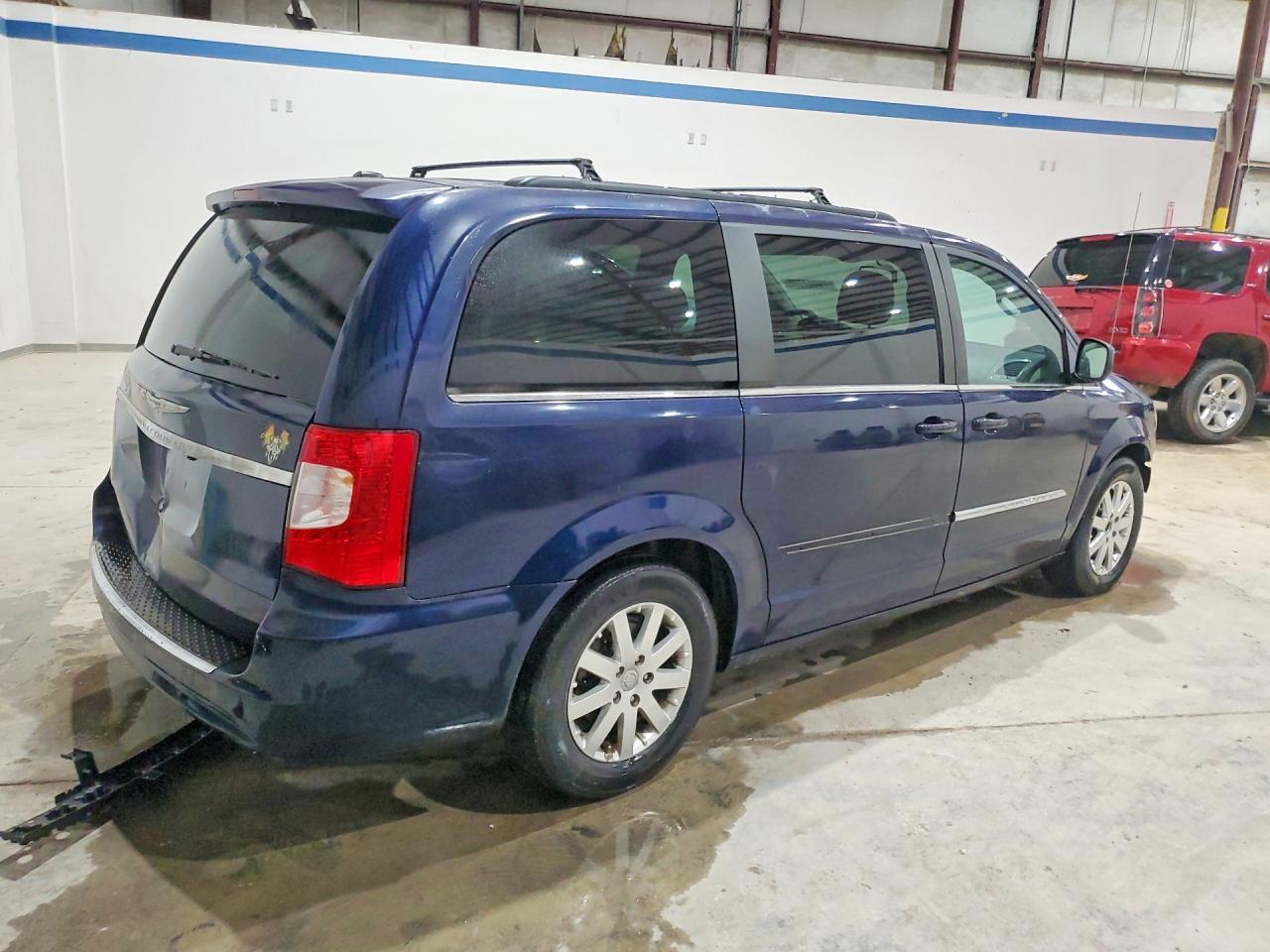 2012 Chrysler Town & Country Touring - Фото 3
