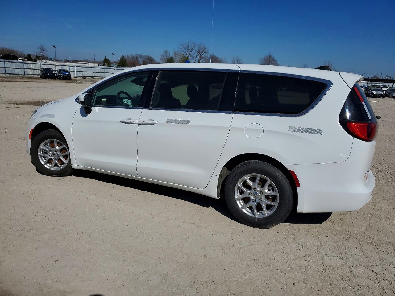2023 Chrysler Voyager Lx - Фото 2