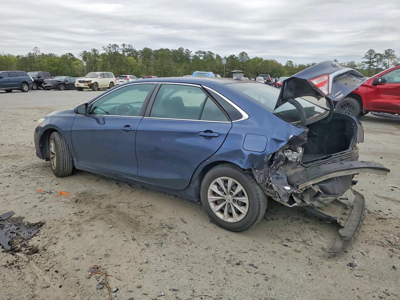 2015 Toyota Camry Le - Фото 2