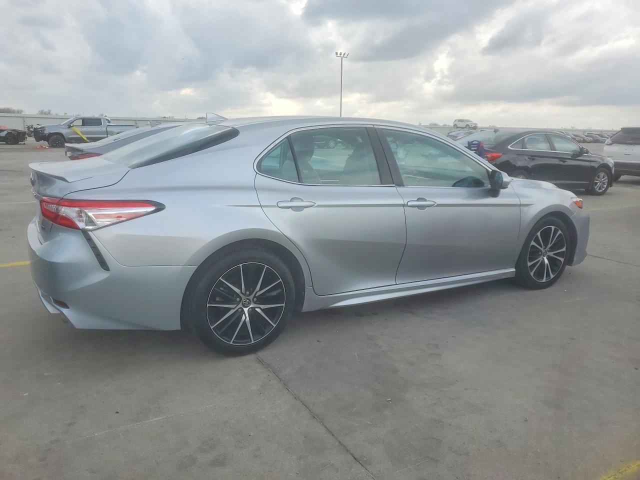 2020 Toyota Camry Se - Фото 3