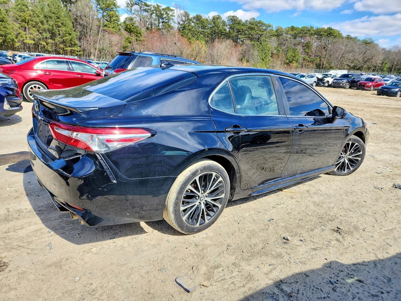 2019 Toyota Camry Se - Фото 3