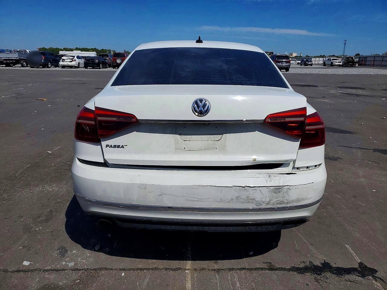 2017 Volkswagen Passat R-Line - Image 6