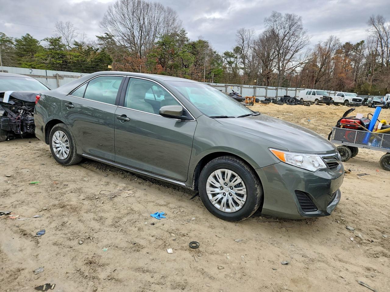 2013 Toyota Camry Le - Фото 4
