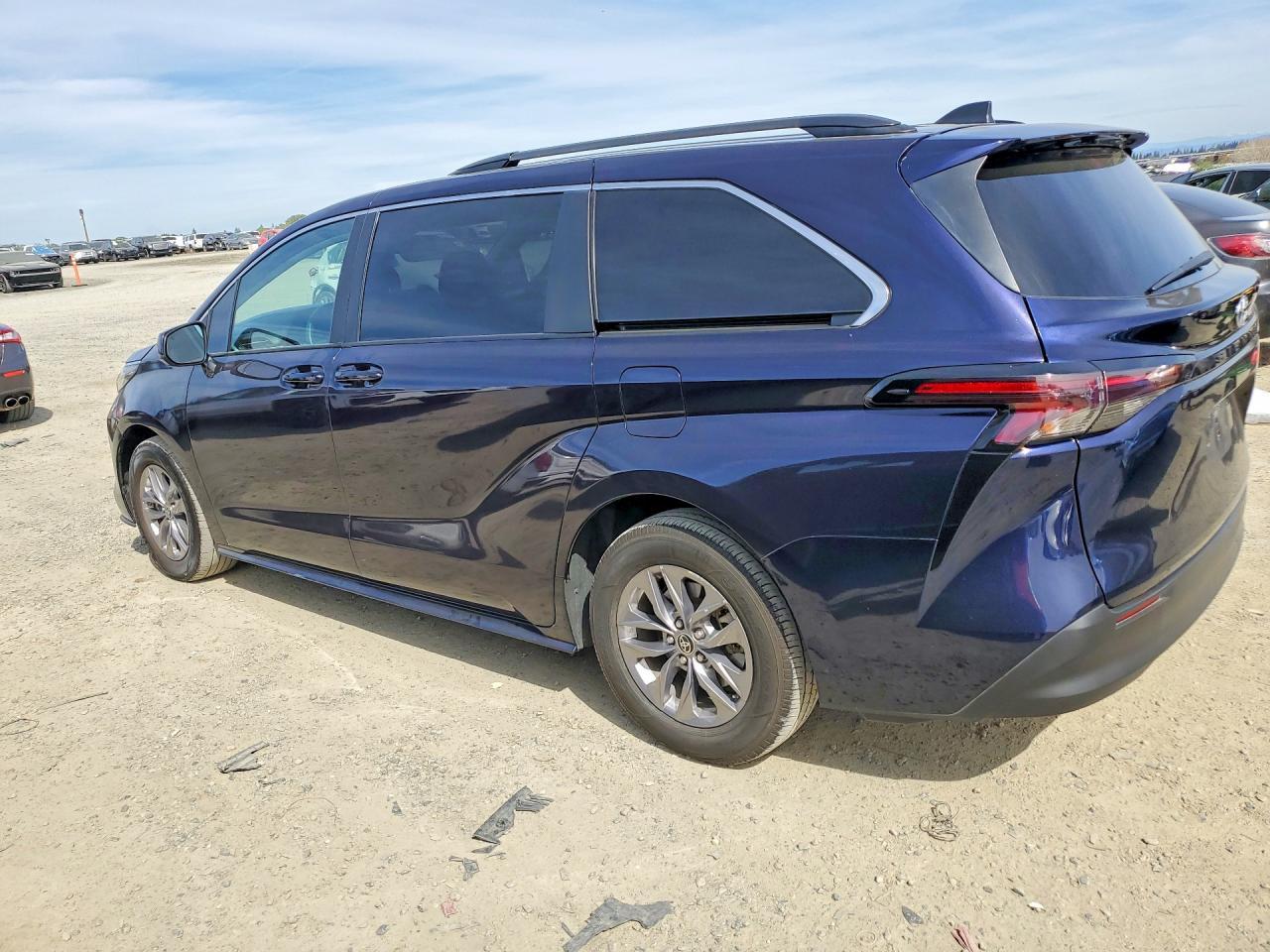 2024 Toyota Sienna Le 8-Passenger - Image 2