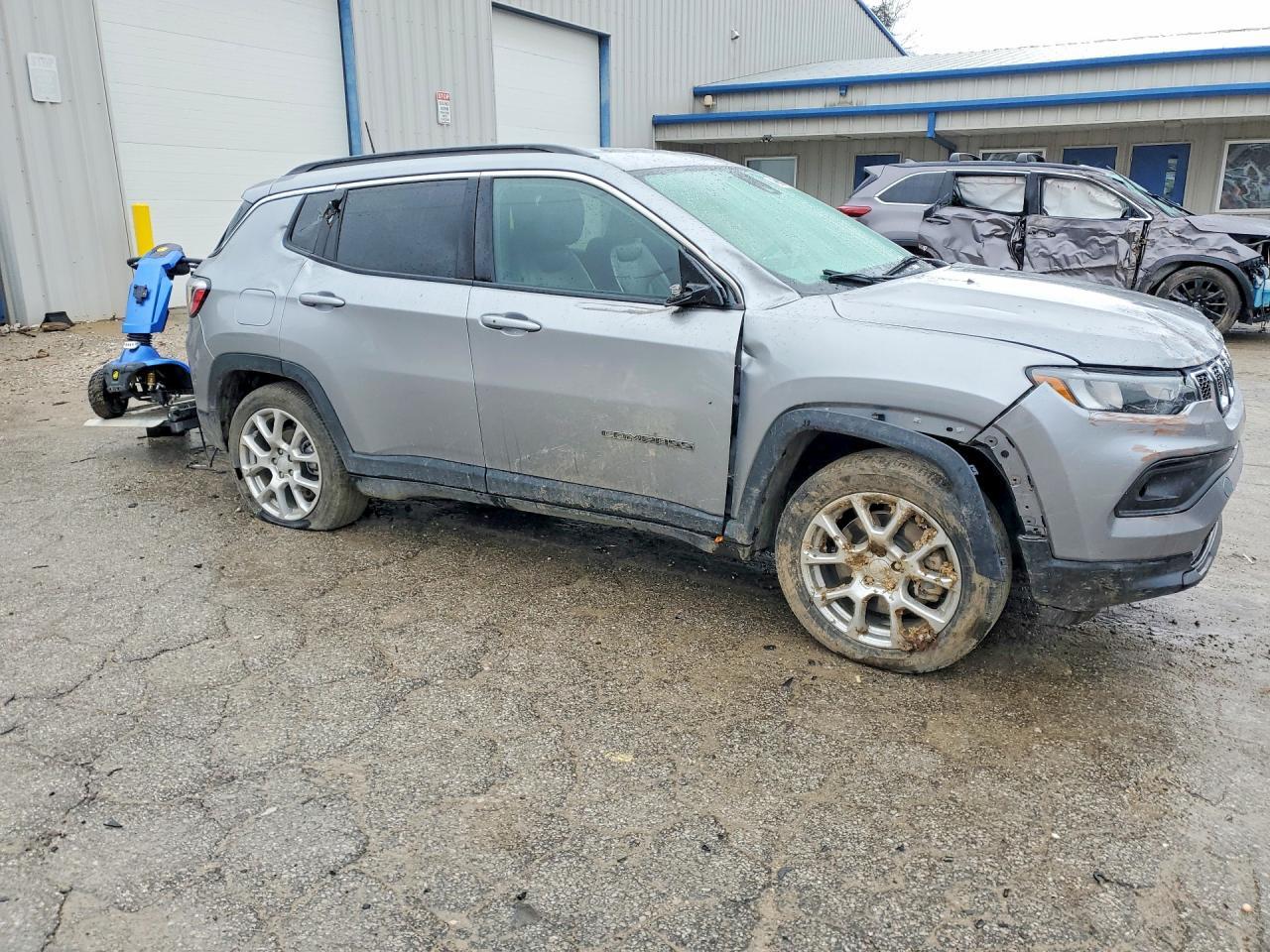 2024 Jeep Compass Latitude Lux - Image 4