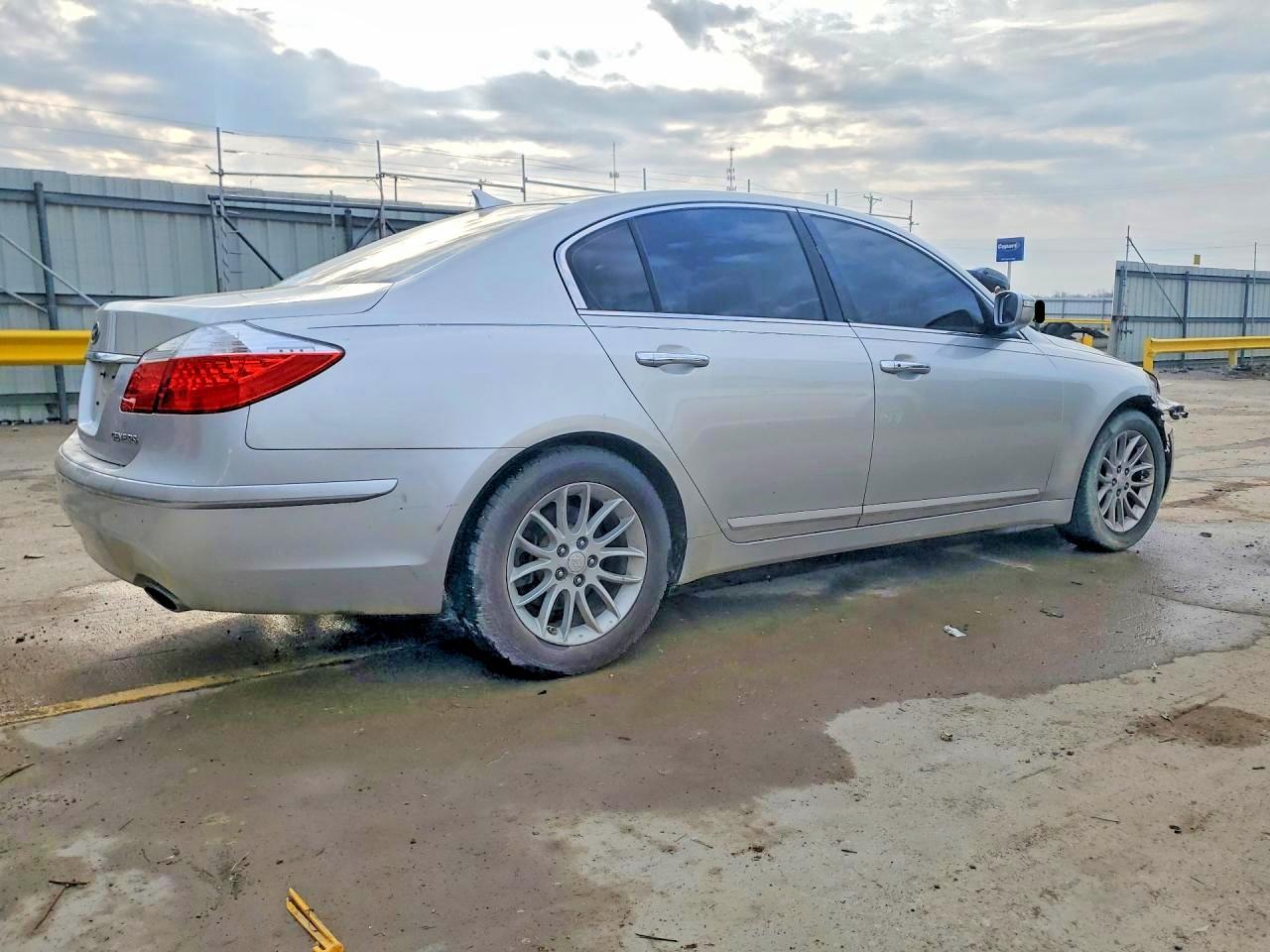 2010 Hyundai Genesis 3.8L V6 - Фото 3