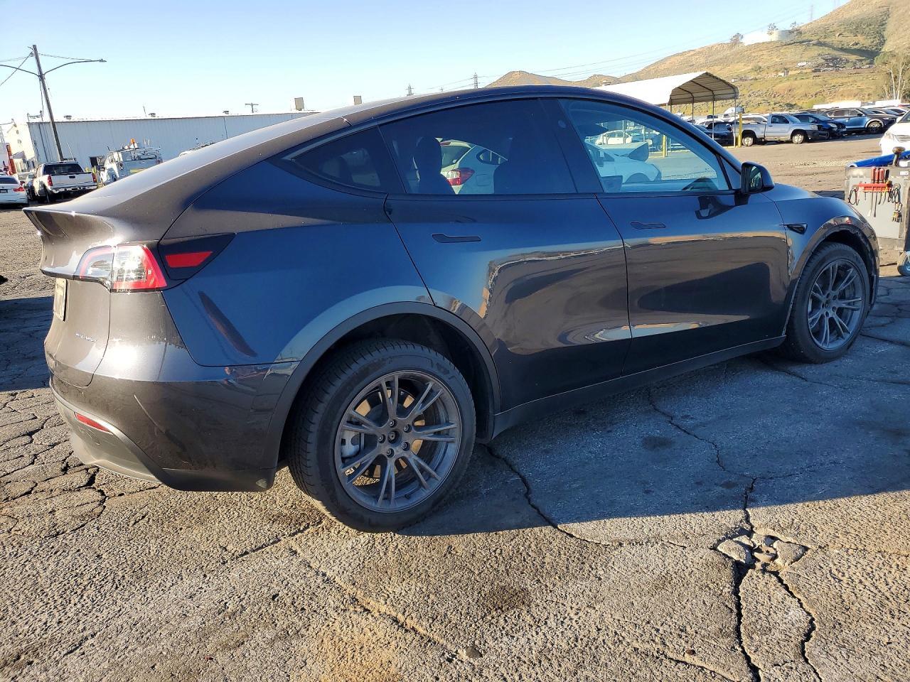 2024 Tesla Model Y - Фото 3