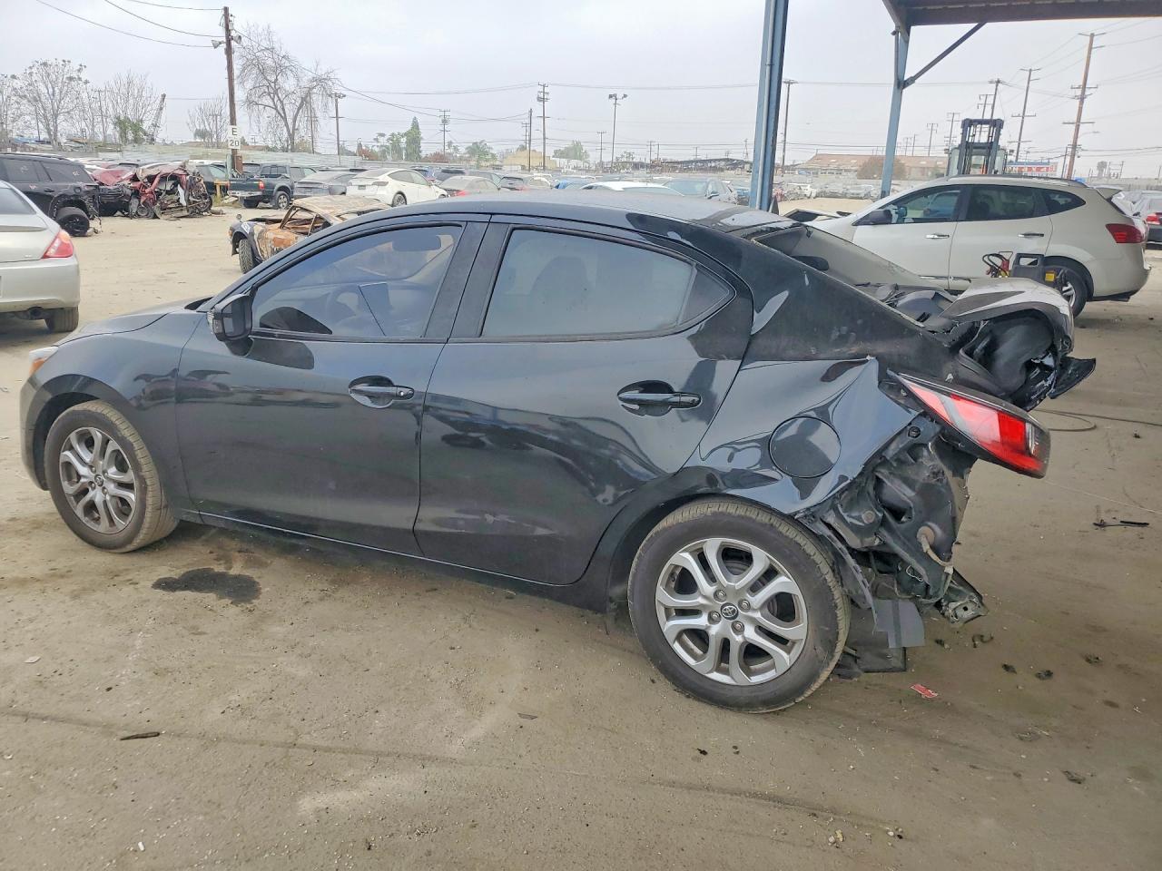 2017 Toyota Yaris Ia Base - Фото 2