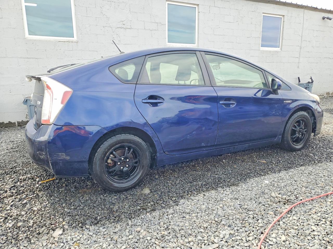 2013 Toyota Prius Two - Фото 3