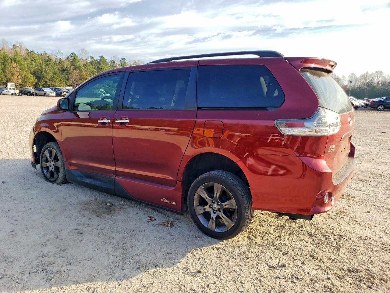 2013 Toyota Sienna Se 8-Passenger - Image 2