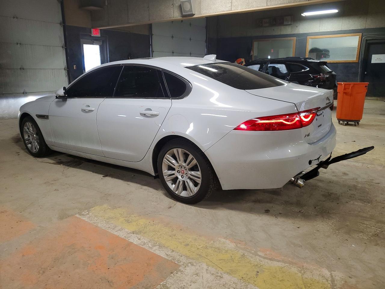 2017 Jaguar Xf Premium - Image 2