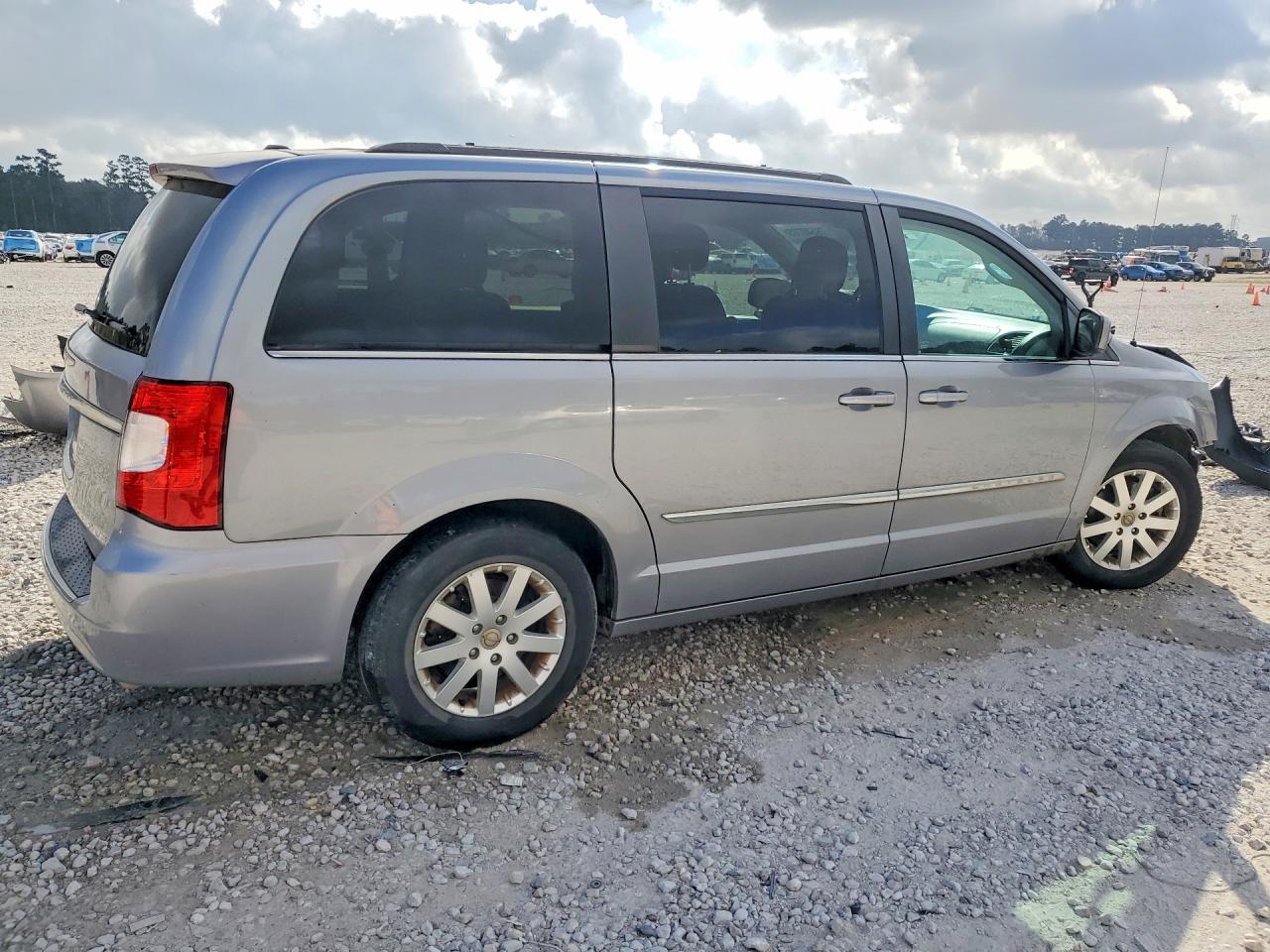 2014 Chrysler Town & Country Touring - Image 3