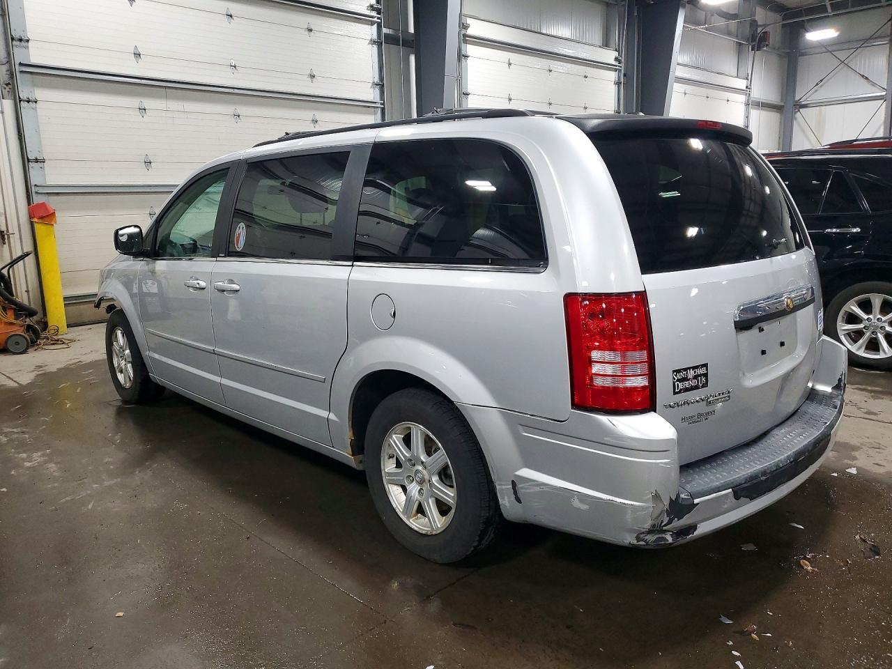 2008 Chrysler Town & Country Touring - Image 2