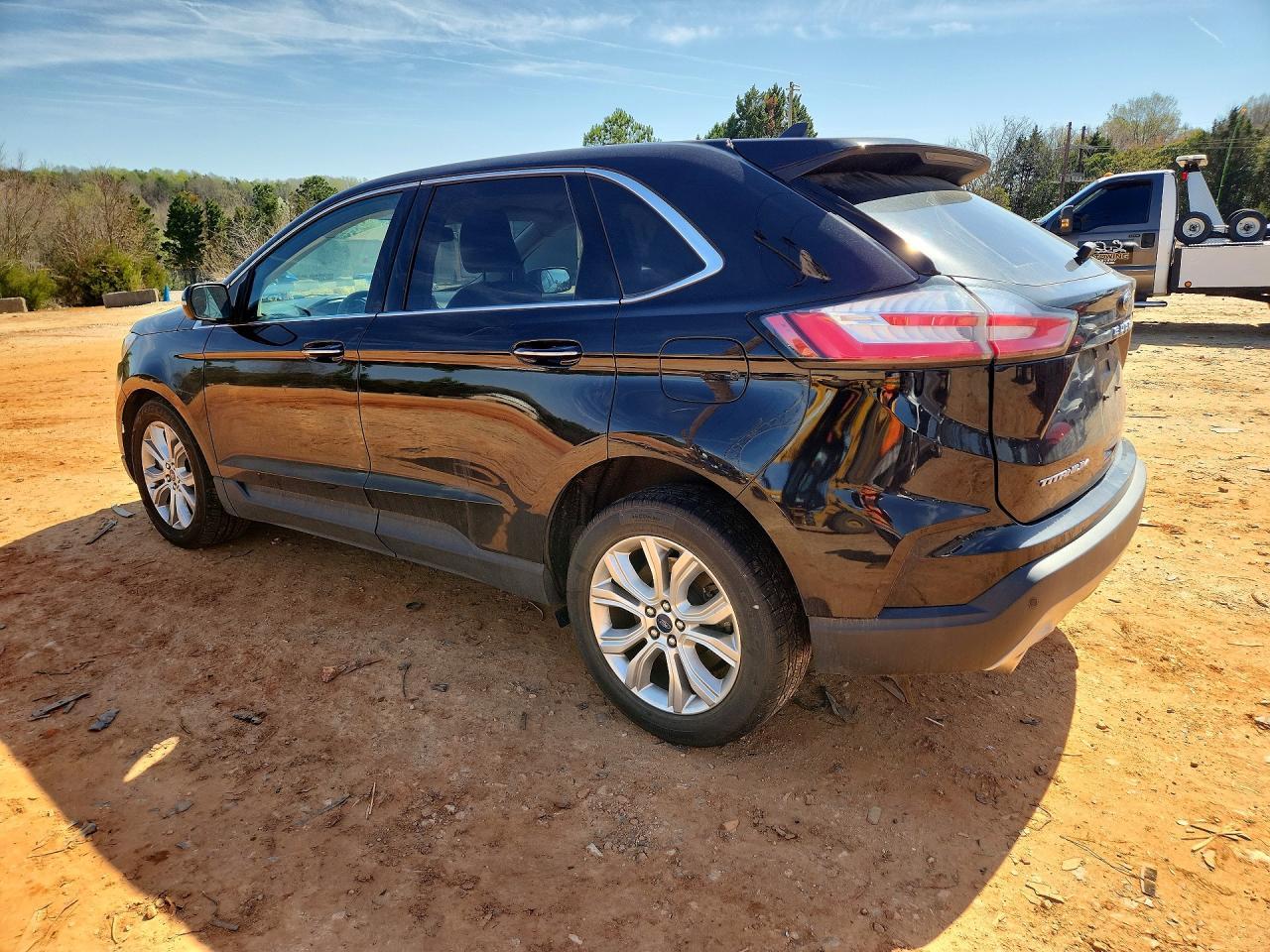 2022 Ford Edge Titanium - Image 2