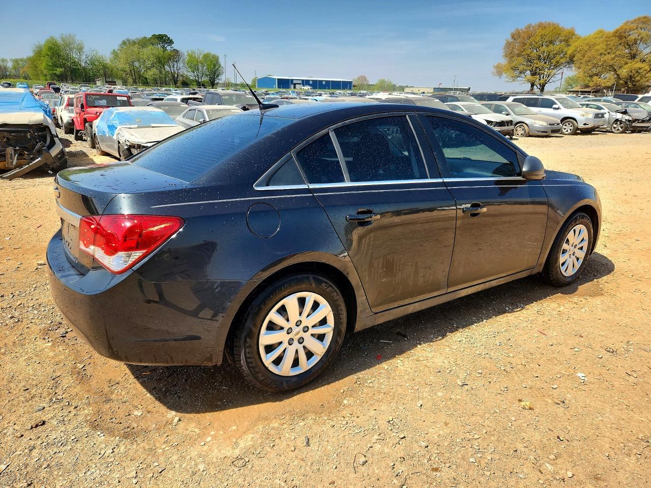 2011 Chevrolet Cruze Ls - Image 3