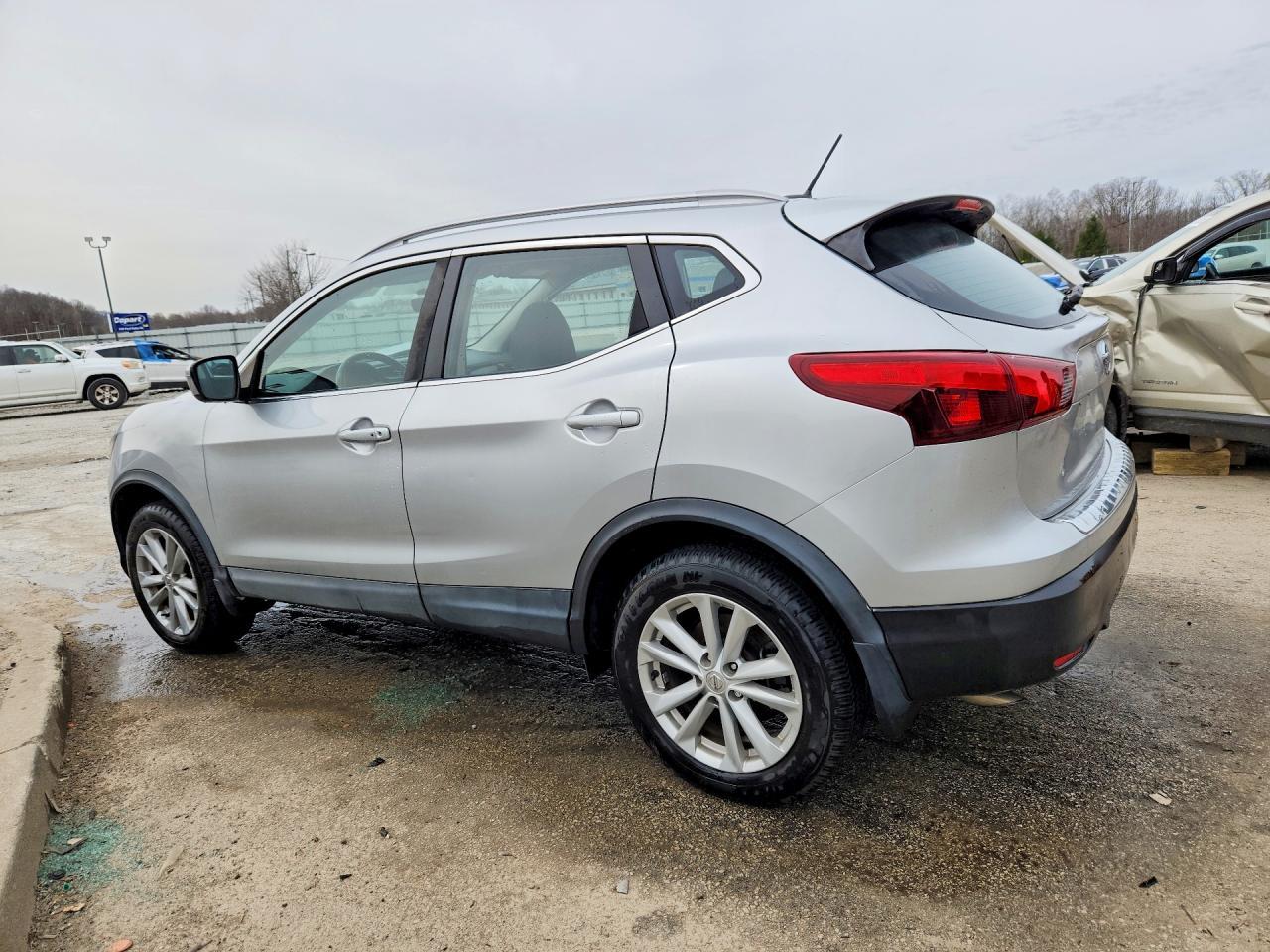 2017 Nissan Rogue Sport Sv - Image 2