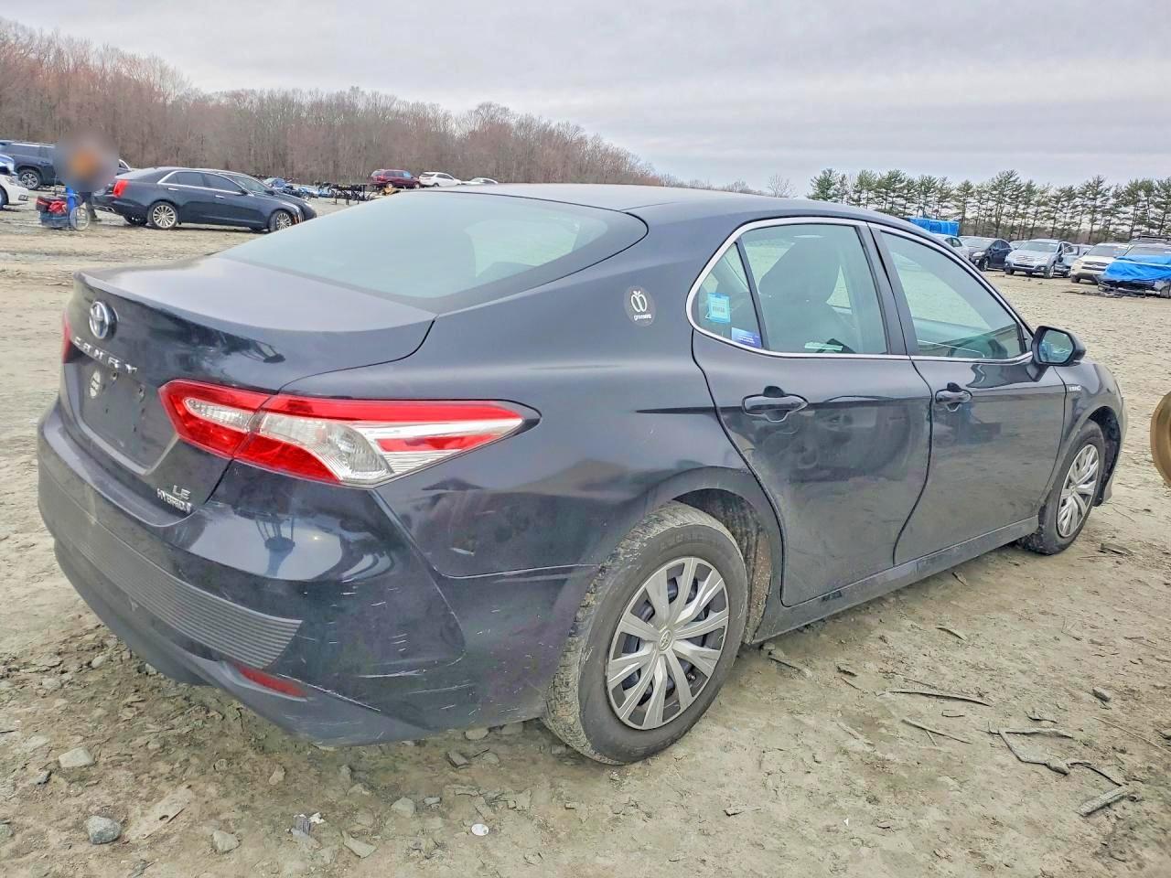 2018 Toyota Camry Hybrid Le - Image 3