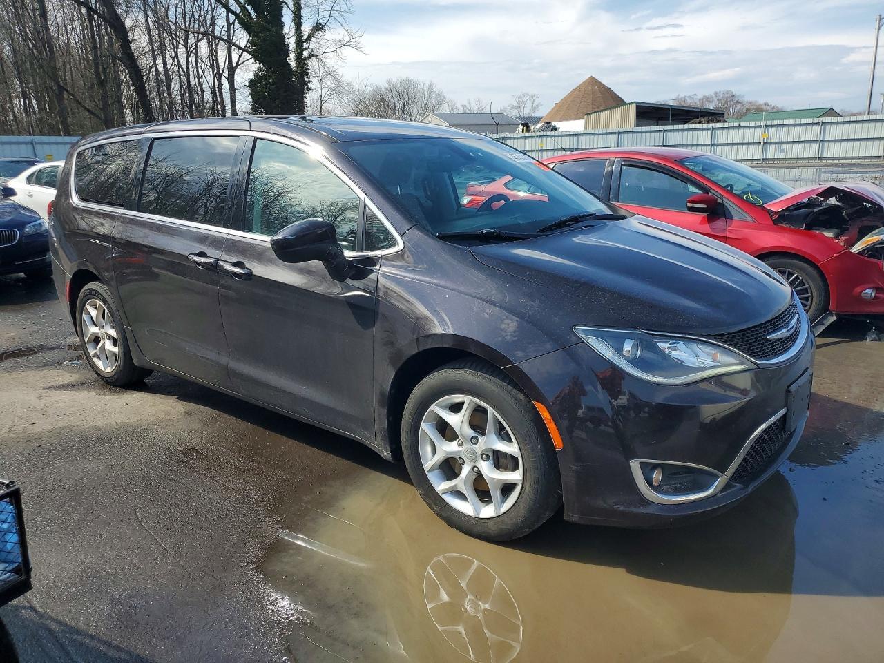 2017 Chrysler Pacifica Touring L - Image 4