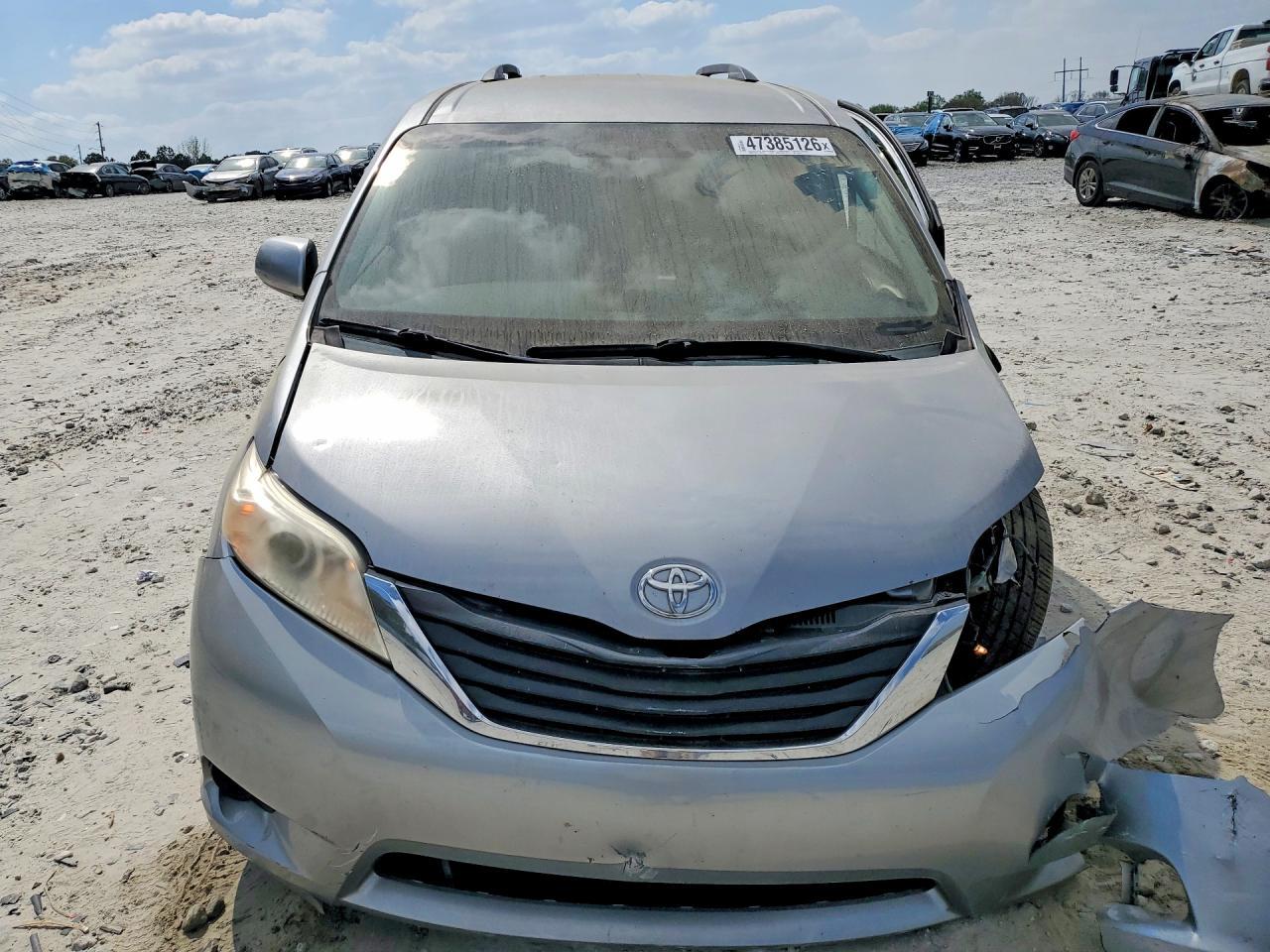 2013 Toyota Sienna Le 8-Passenger - Фото 5