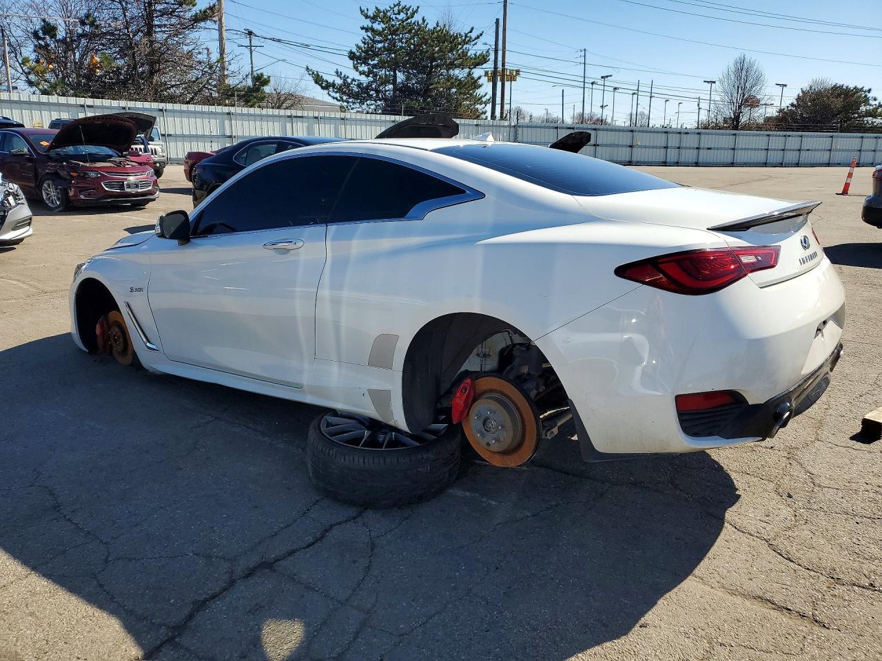 2017 Infiniti Q60 Red Sport 400 - Фото 2