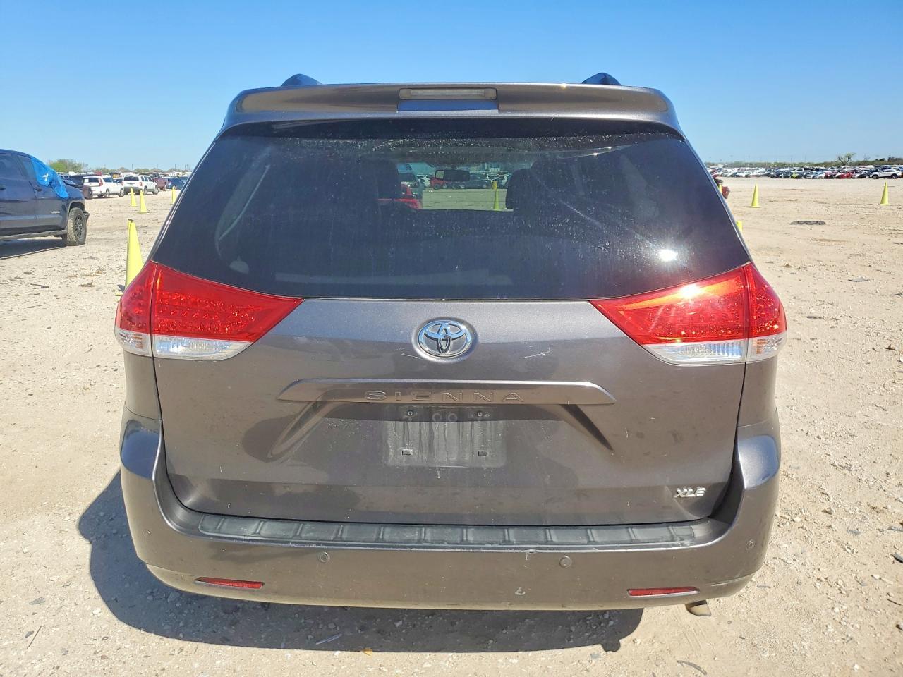 2014 Toyota Sienna Xle 8-Passenger - Фото 6