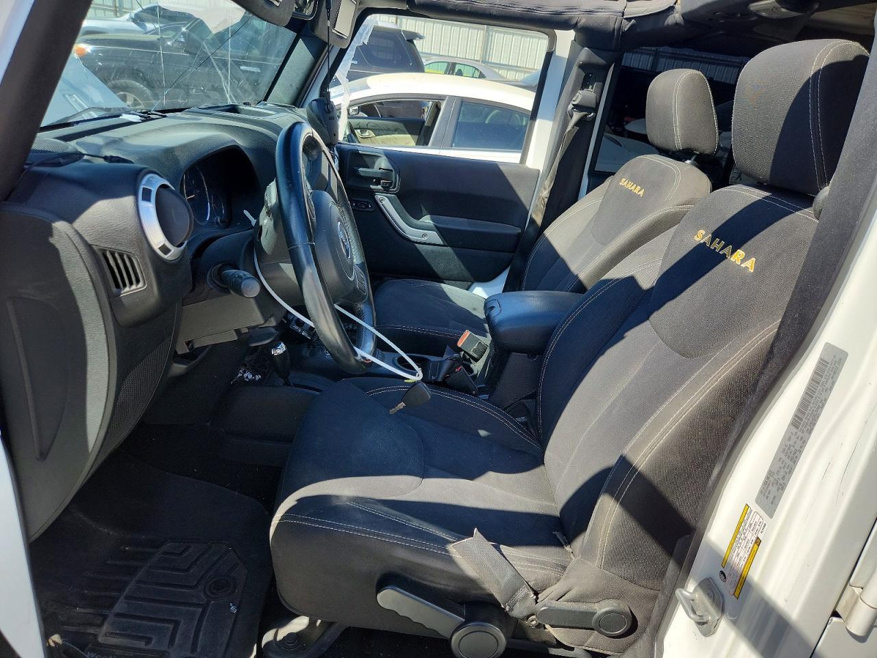 2015 Jeep Wrangler Unlimited Sahara - Image 7