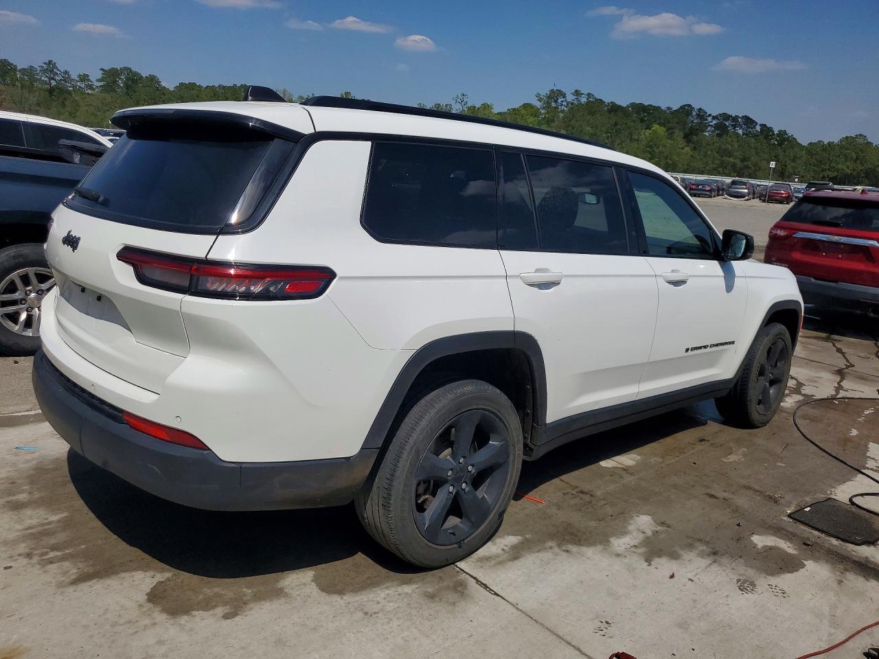 2023 Jeep Grand Cherokee L Laredo - Image 3
