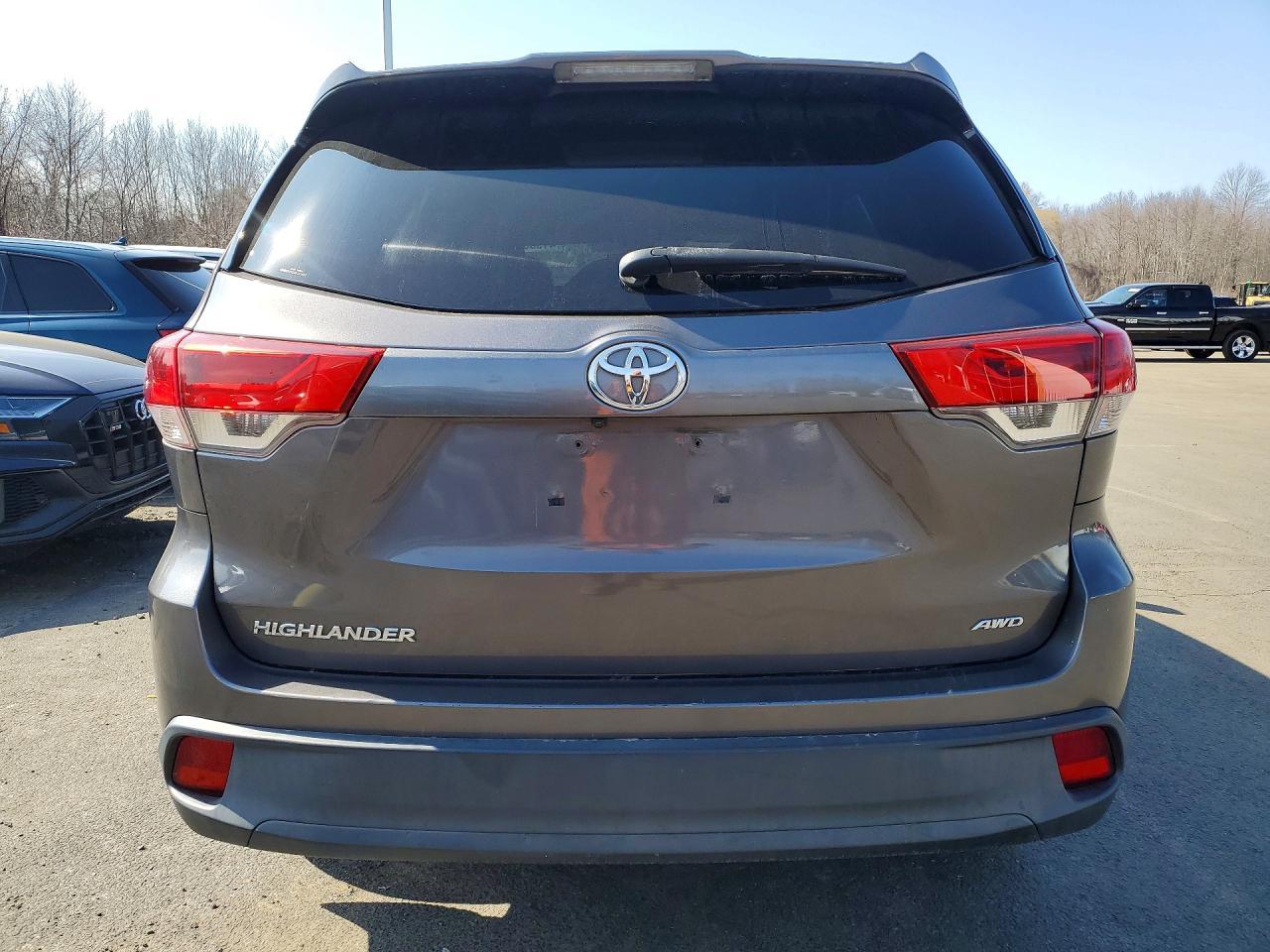 2017 Toyota Highlander Le - Image 6