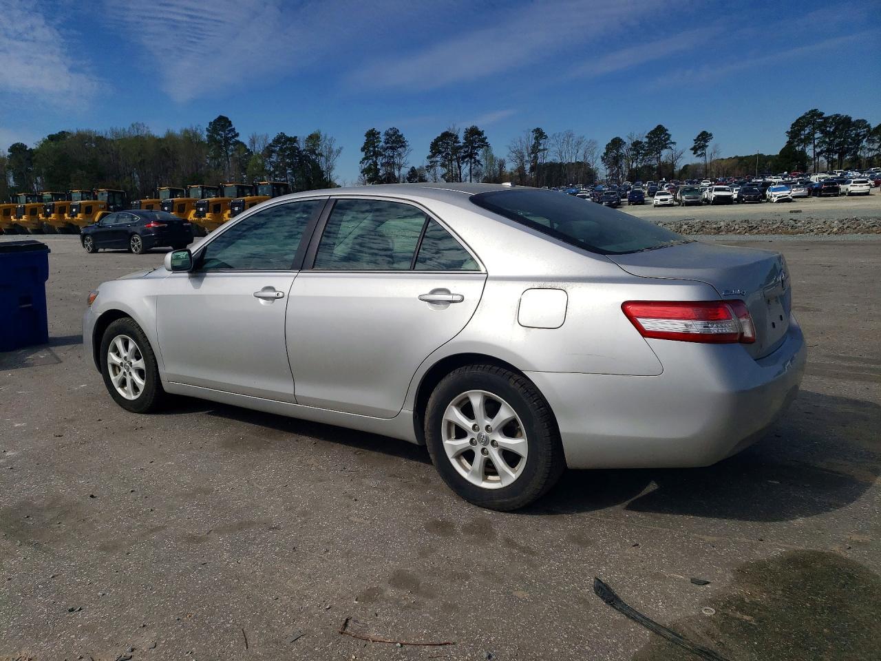 2011 Toyota Camry Le - Фото 2