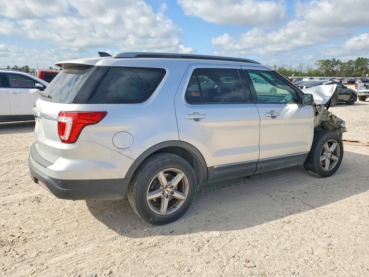 2019 Ford Explorer Xlt - Фото 3