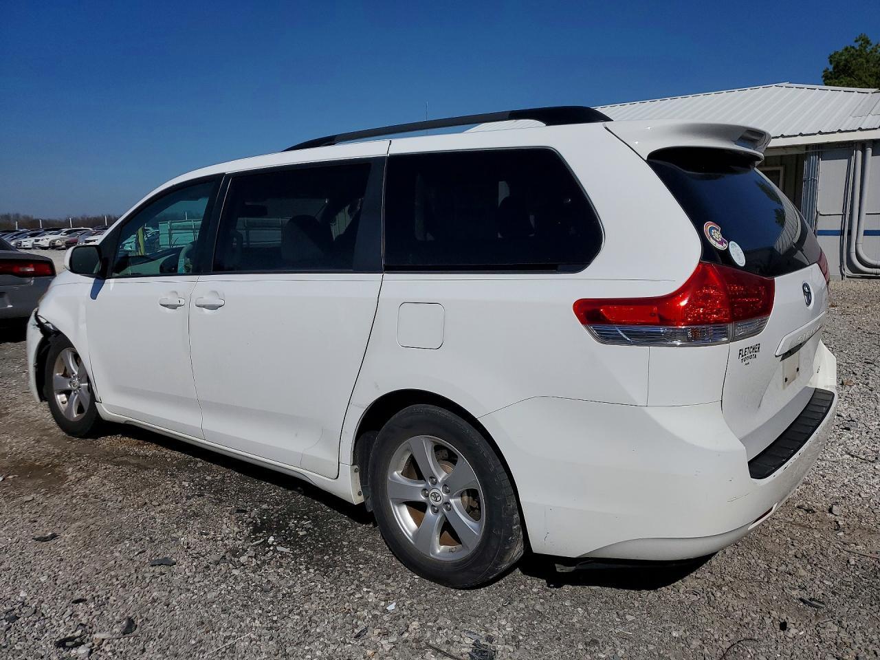 2012 Toyota Sienna Le 8-Passenger - Фото 2