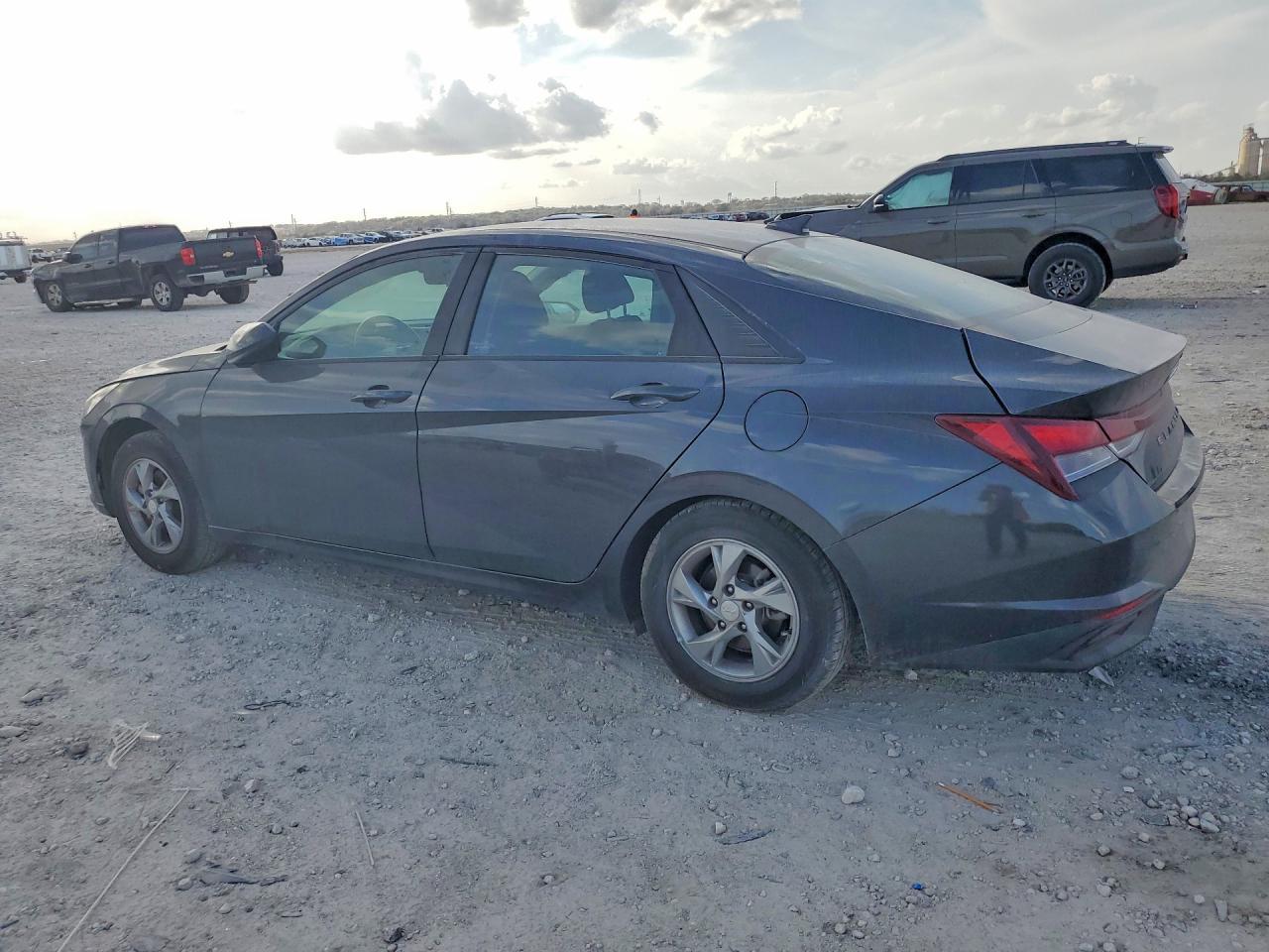 2021 Hyundai Elantra Se - Фото 2