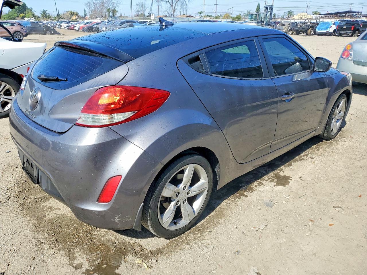 2013 Hyundai Veloster Base - Фото 3