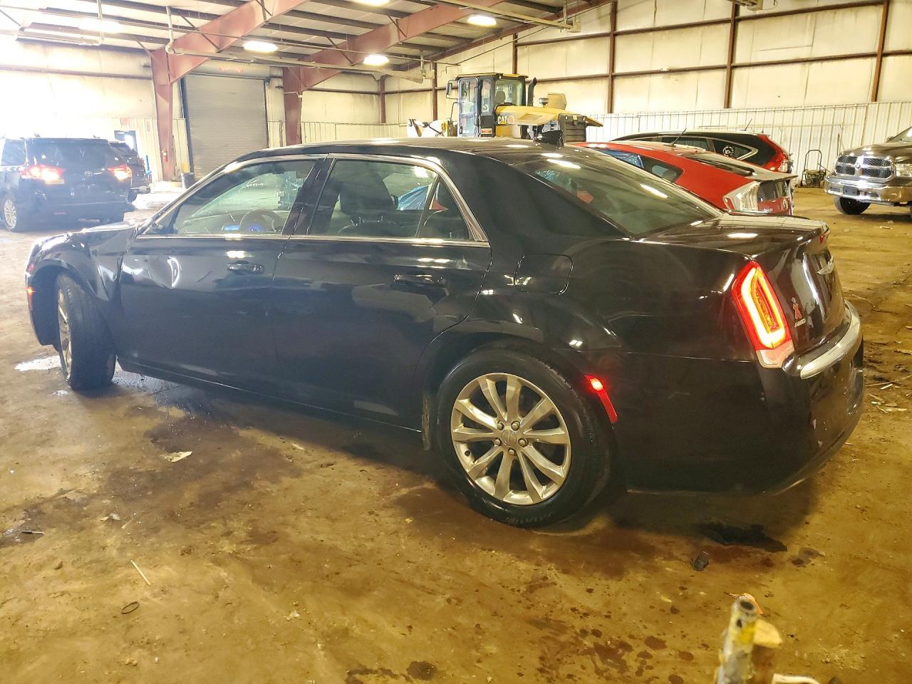 2017 Chrysler 300 Limited - Фото 2