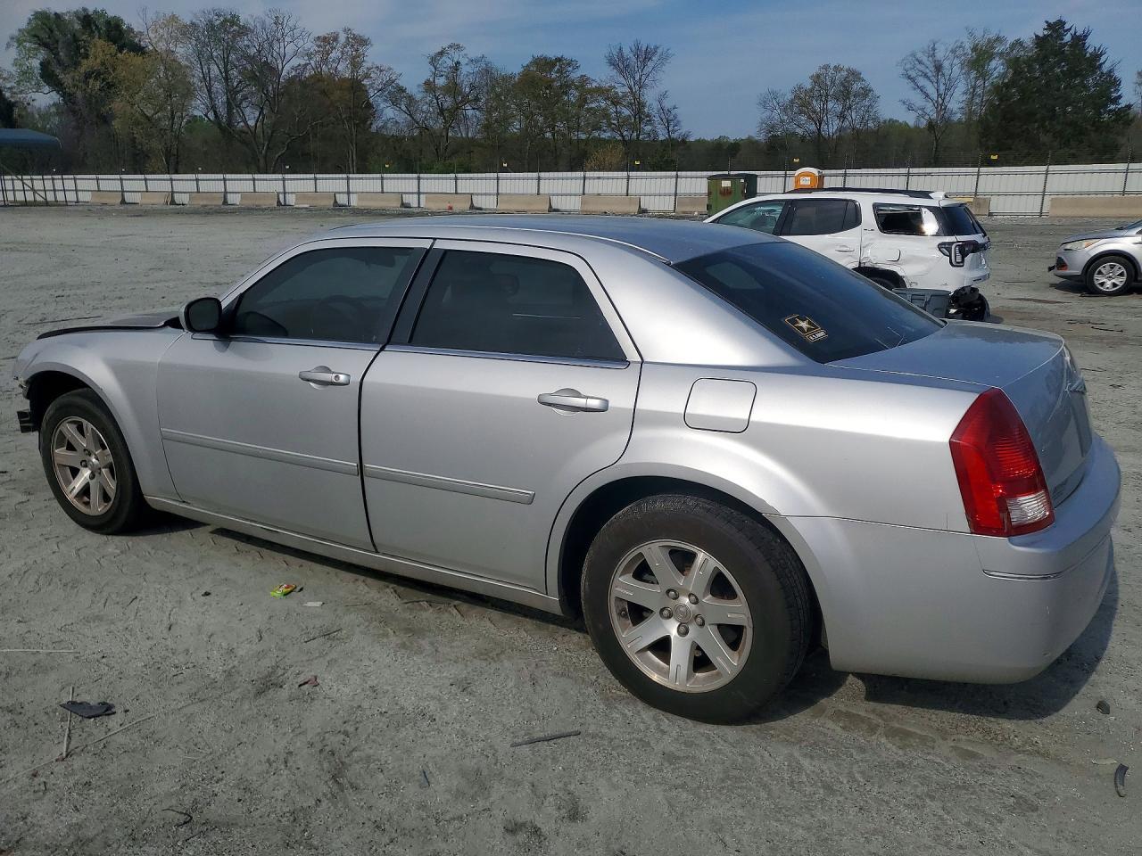 2006 Chrysler 300 Touring - Image 2