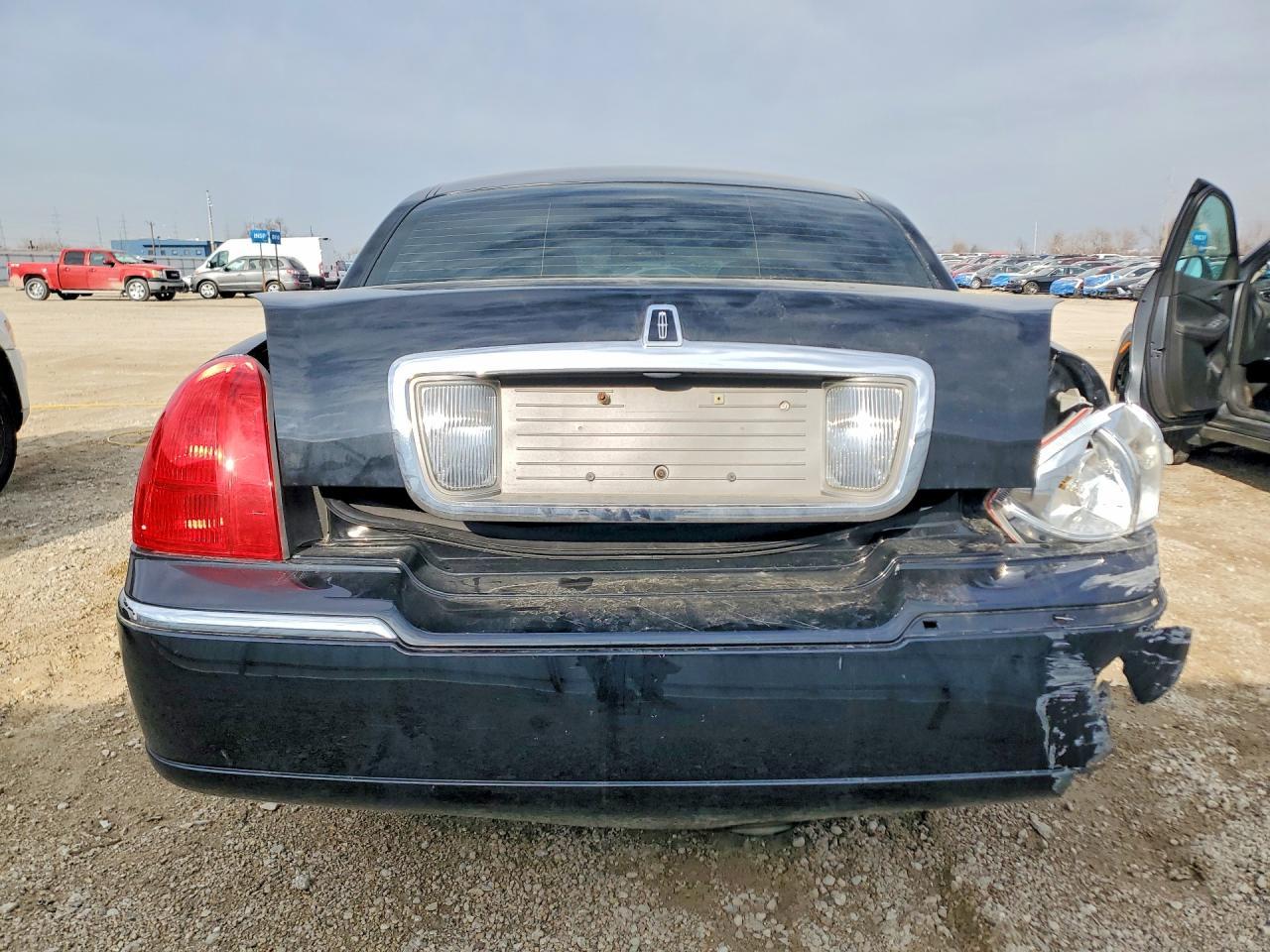 2007 Lincoln Town Car Executive L - Image 6