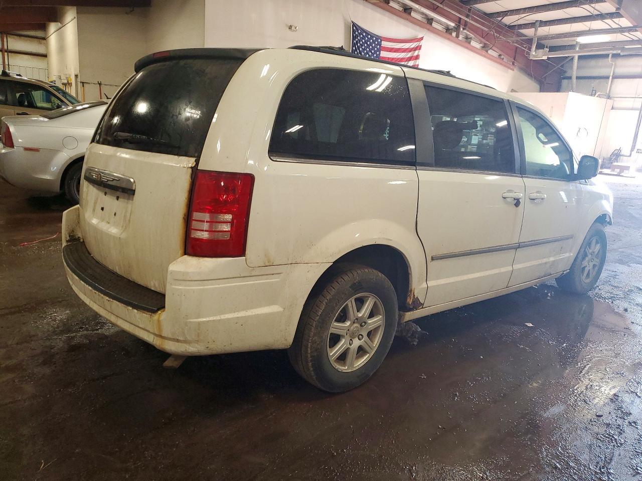 2010 Chrysler Town & Country Touring - Фото 3