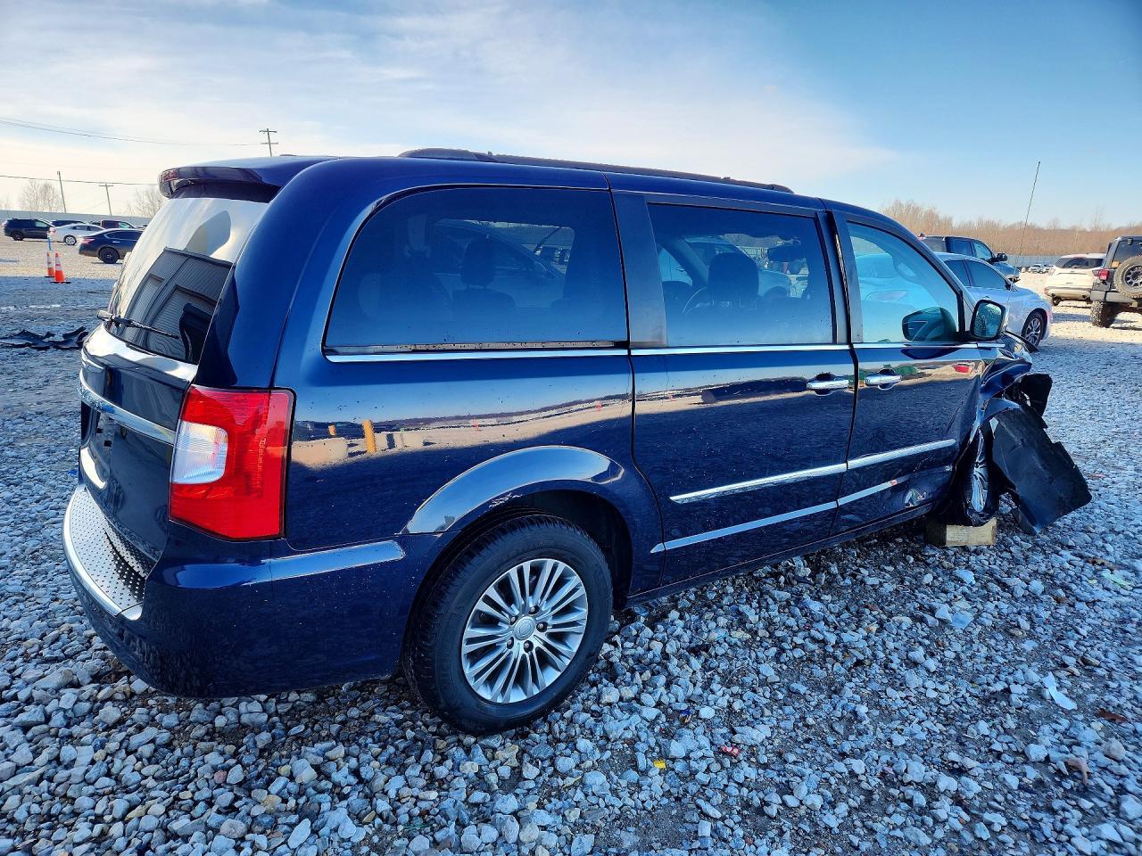 2013 Chrysler Town & Country Touring L - Фото 3