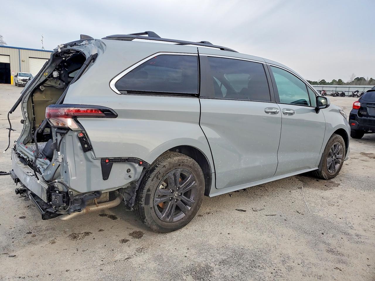 2024 Toyota Sienna Woodland Edition - Image 3