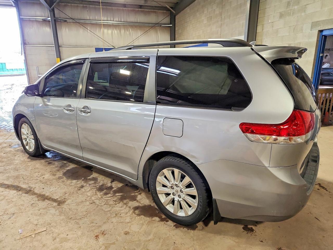 2011 Toyota Sienna Limited 7-Passenger - Фото 2