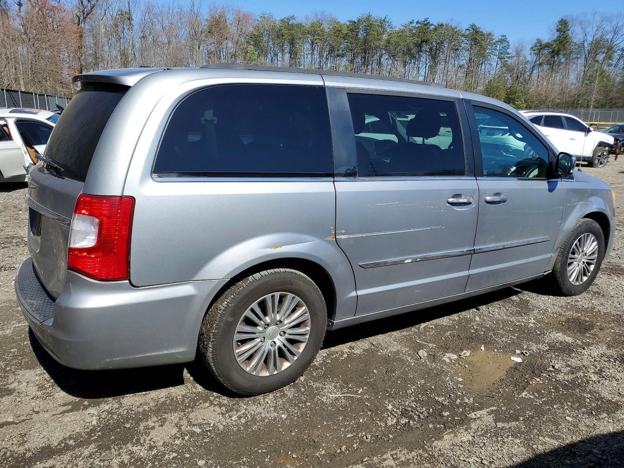 2014 Chrysler Town & Country Touring L - Image 3